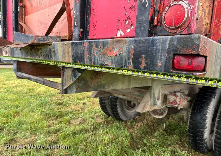 image for item EN7023 1973 Dodge D600 grain truck