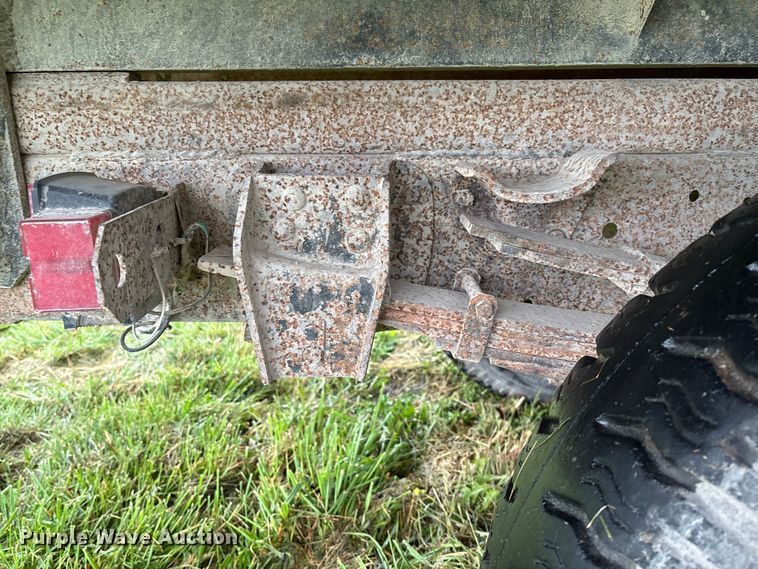 image for item EN7023 1973 Dodge D600 grain truck