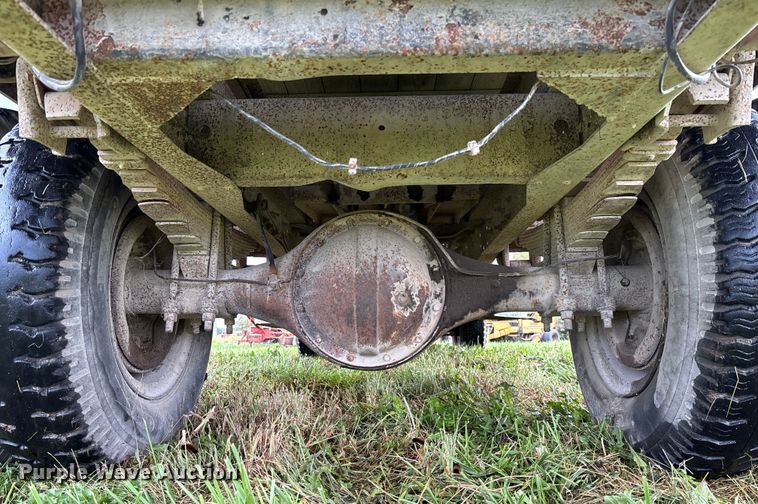 image for item EN7023 1973 Dodge D600 grain truck