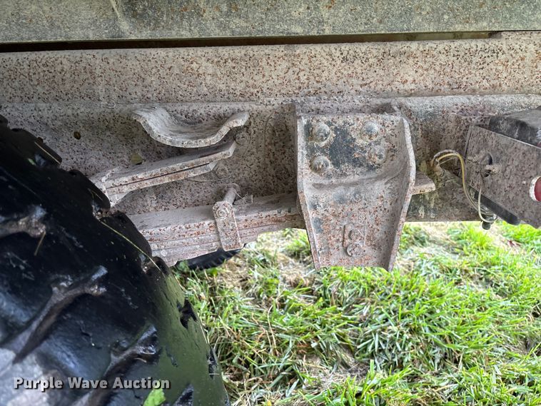 image for item EN7023 1973 Dodge D600 grain truck