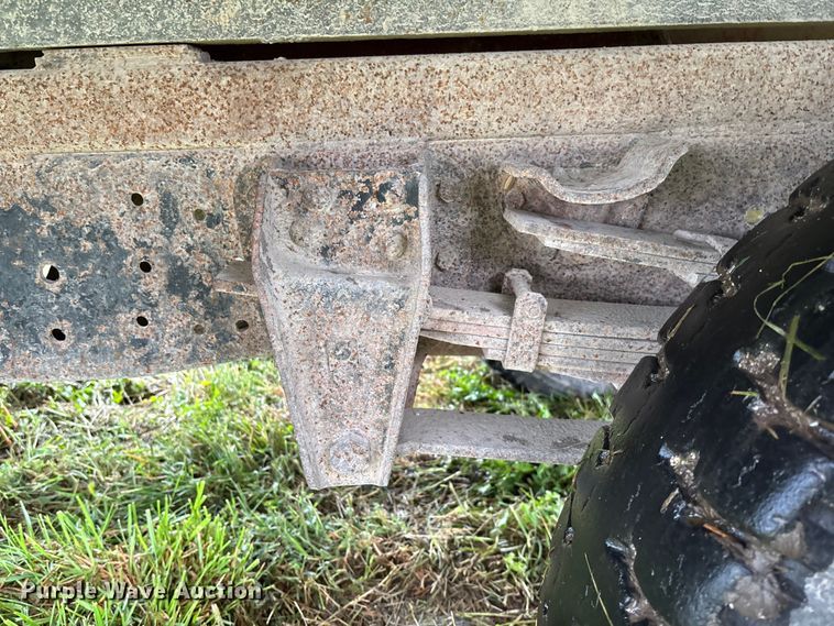 image for item EN7023 1973 Dodge D600 grain truck