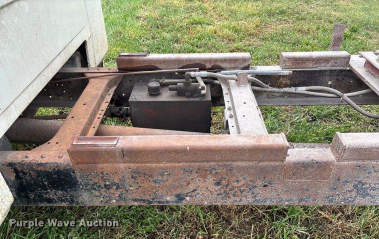 image for item EN7023 1973 Dodge D600 grain truck