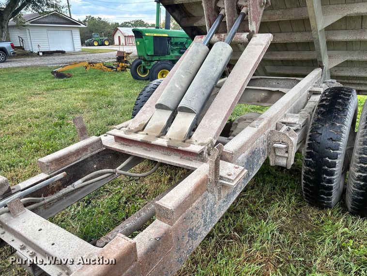 image for item EN7023 1973 Dodge D600 grain truck