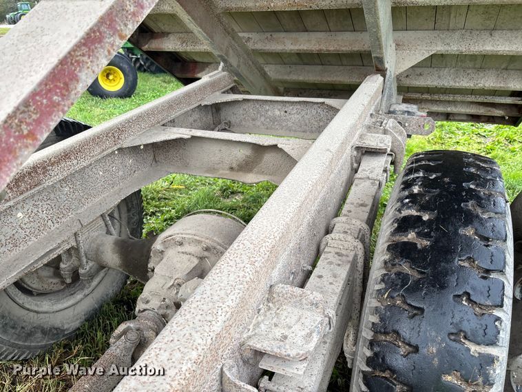 image for item EN7023 1973 Dodge D600 grain truck