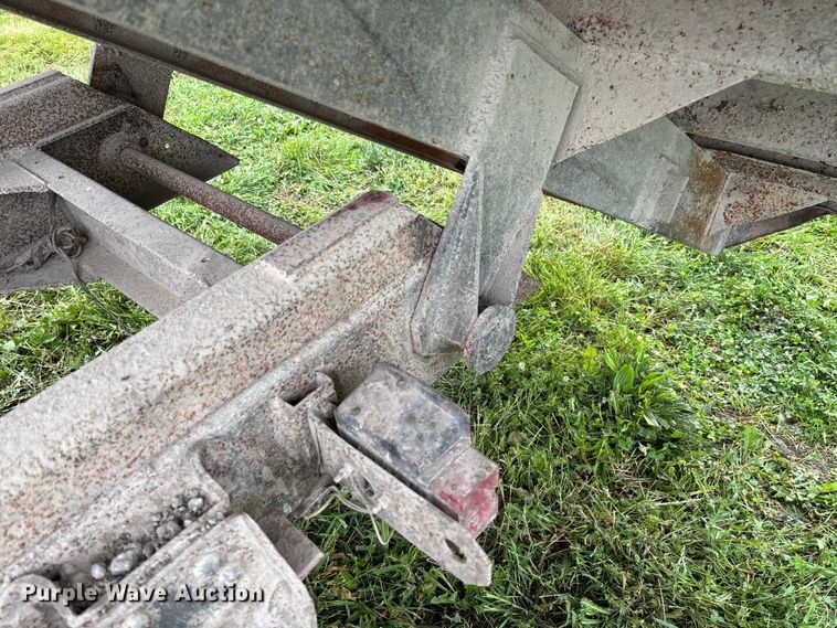 image for item EN7023 1973 Dodge D600 grain truck