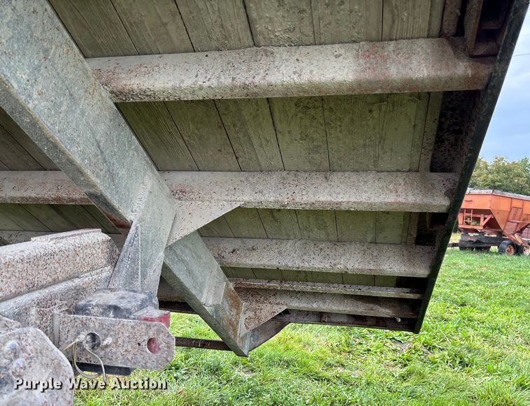 image for item EN7023 1973 Dodge D600 grain truck