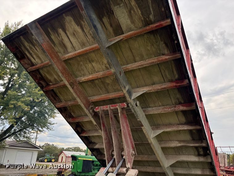 image for item EN7023 1973 Dodge D600 grain truck