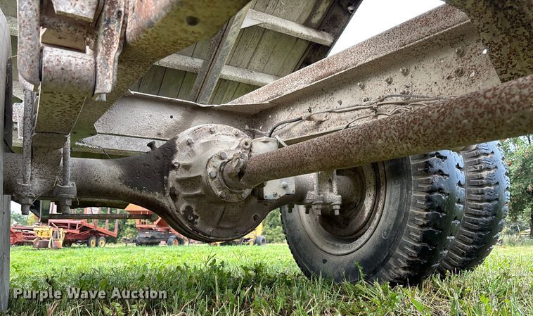 image for item EN7023 1973 Dodge D600 grain truck