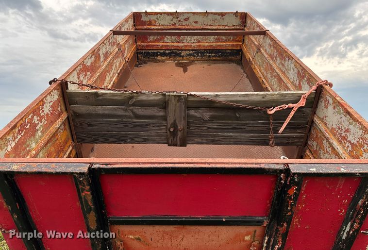 image for item EN7023 1973 Dodge D600 grain truck