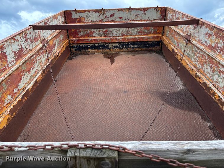 image for item EN7023 1973 Dodge D600 grain truck