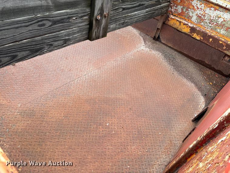 image for item EN7023 1973 Dodge D600 grain truck