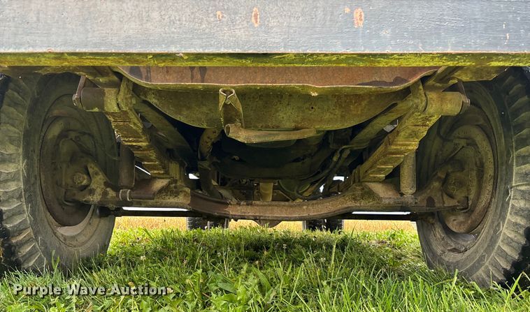 image for item EN7023 1973 Dodge D600 grain truck