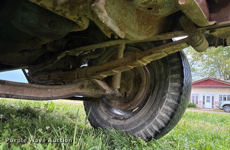 image for item EN7023 1973 Dodge D600 grain truck