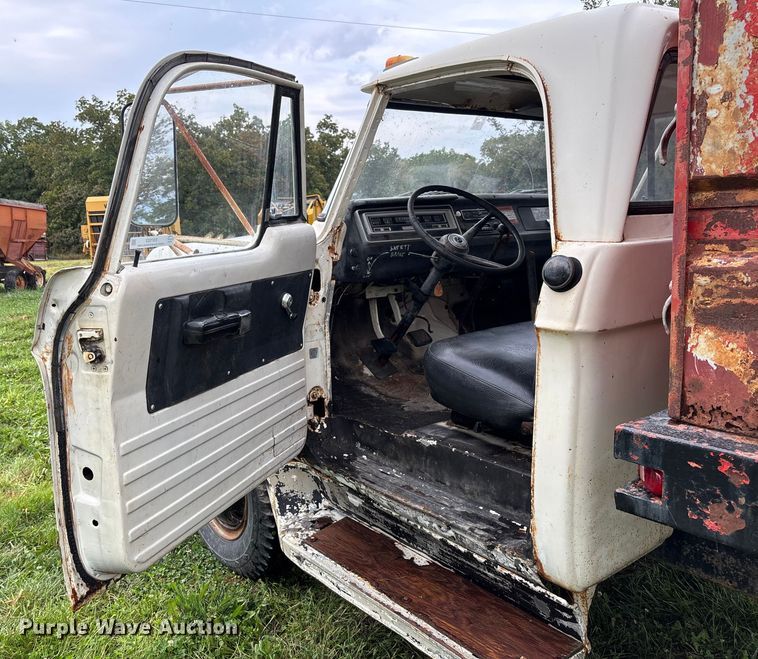 image for item EN7023 1973 Dodge D600 grain truck