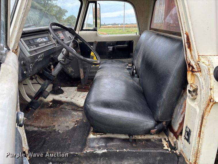 image for item EN7023 1973 Dodge D600 grain truck