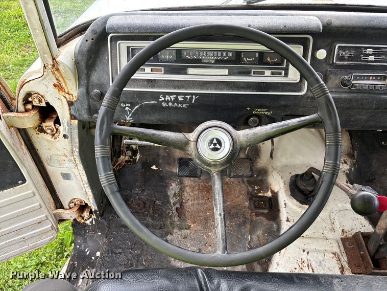 image for item EN7023 1973 Dodge D600 grain truck