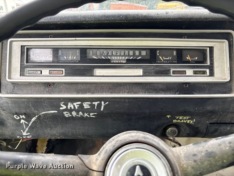 image for item EN7023 1973 Dodge D600 grain truck