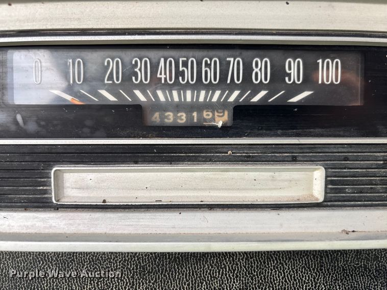 image for item EN7023 1973 Dodge D600 grain truck