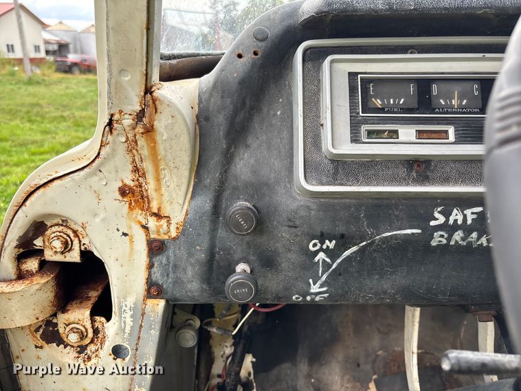 image for item EN7023 1973 Dodge D600 grain truck