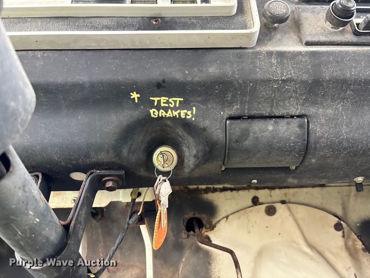 image for item EN7023 1973 Dodge D600 grain truck