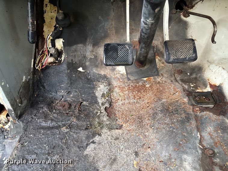 image for item EN7023 1973 Dodge D600 grain truck