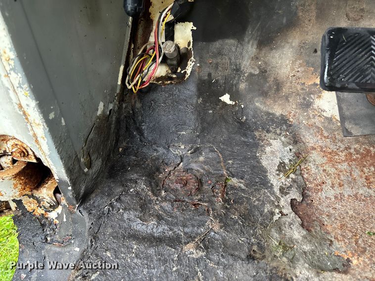 image for item EN7023 1973 Dodge D600 grain truck