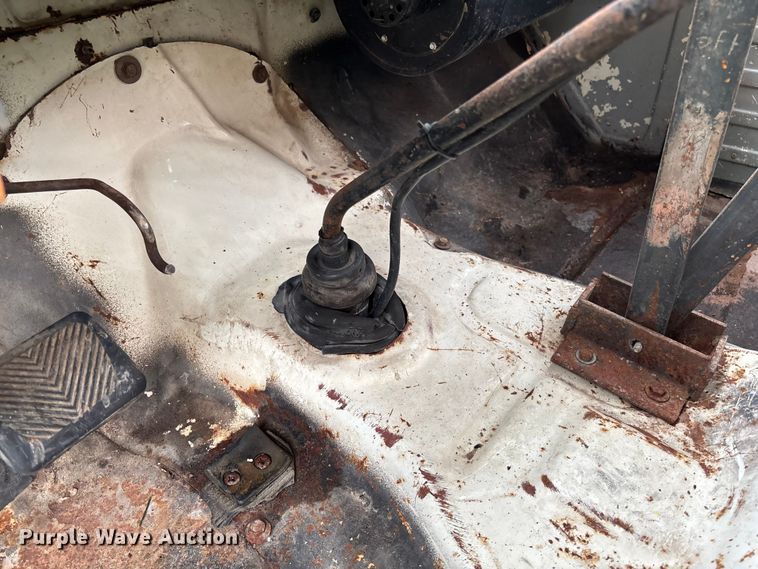 image for item EN7023 1973 Dodge D600 grain truck