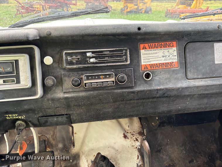 image for item EN7023 1973 Dodge D600 grain truck