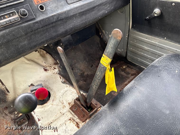 image for item EN7023 1973 Dodge D600 grain truck