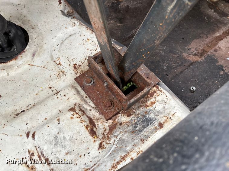 image for item EN7023 1973 Dodge D600 grain truck