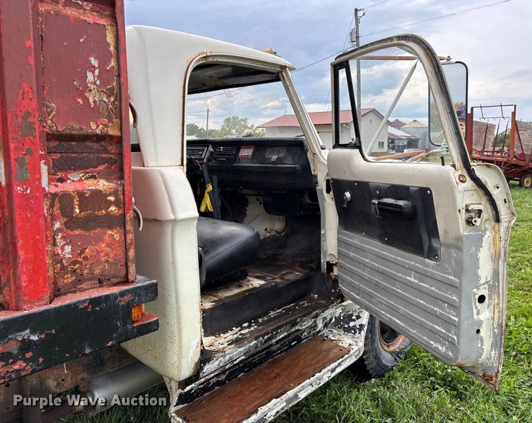 image for item EN7023 1973 Dodge D600 grain truck