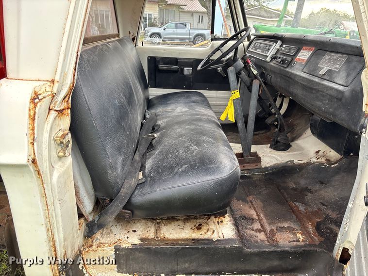 image for item EN7023 1973 Dodge D600 grain truck