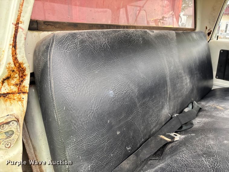 image for item EN7023 1973 Dodge D600 grain truck