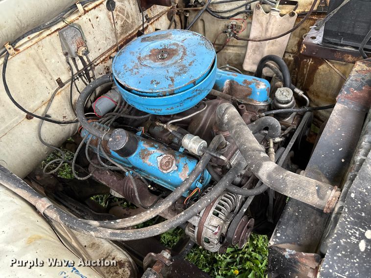 image for item EN7023 1973 Dodge D600 grain truck