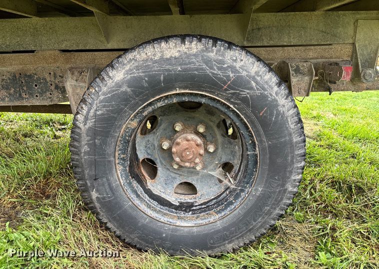 image for item EN7023 1973 Dodge D600 grain truck