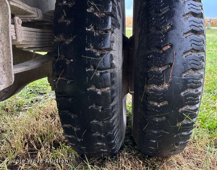 image for item EN7023 1973 Dodge D600 grain truck