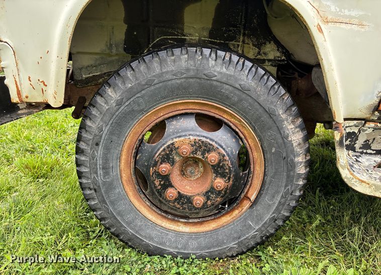 image for item EN7023 1973 Dodge D600 grain truck