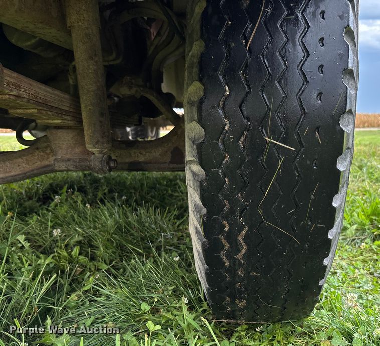 image for item EN7023 1973 Dodge D600 grain truck