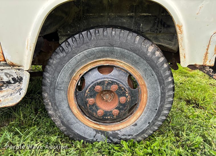 image for item EN7023 1973 Dodge D600 grain truck