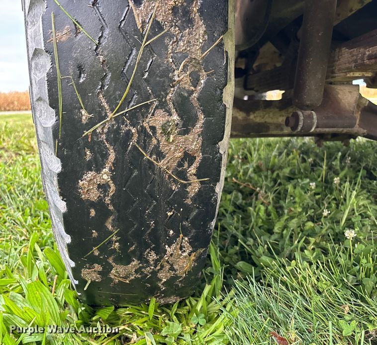 image for item EN7023 1973 Dodge D600 grain truck