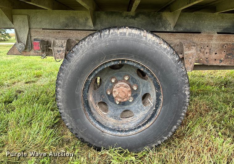 image for item EN7023 1973 Dodge D600 grain truck