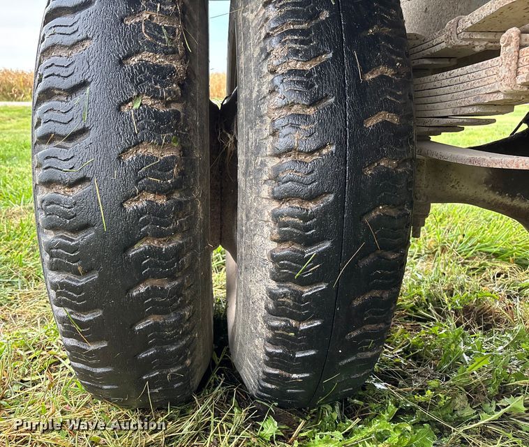 image for item EN7023 1973 Dodge D600 grain truck