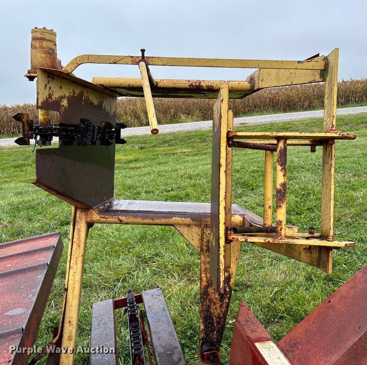 image for item EN7025 New Holland 1030 bale wagon