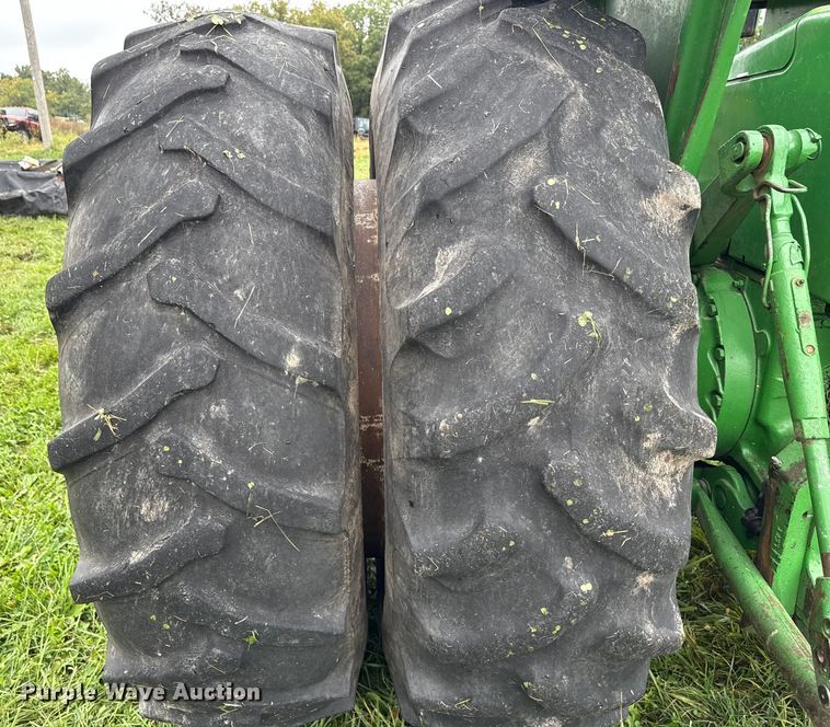 image for item EN7029 1969 John Deere 4520 tractor