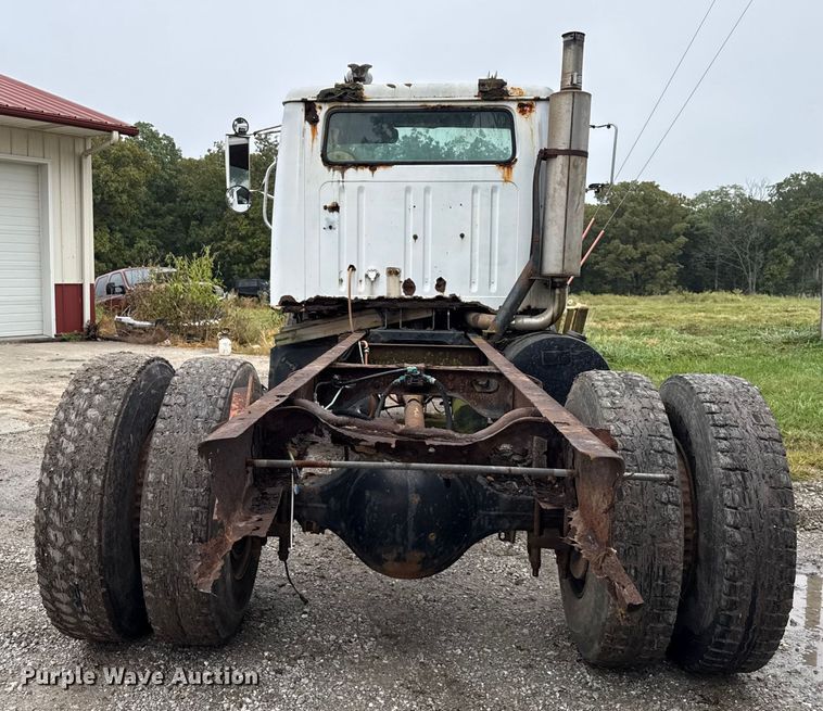 image for item EN7030 1990 International 8100 truck cab and chassis