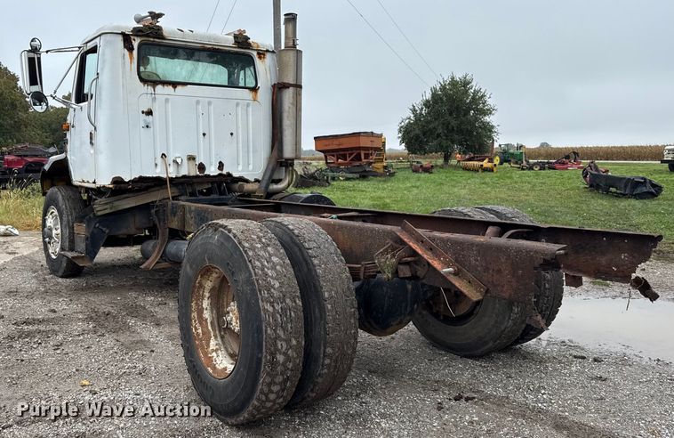 image for item EN7030 1990 International 8100 truck cab and chassis