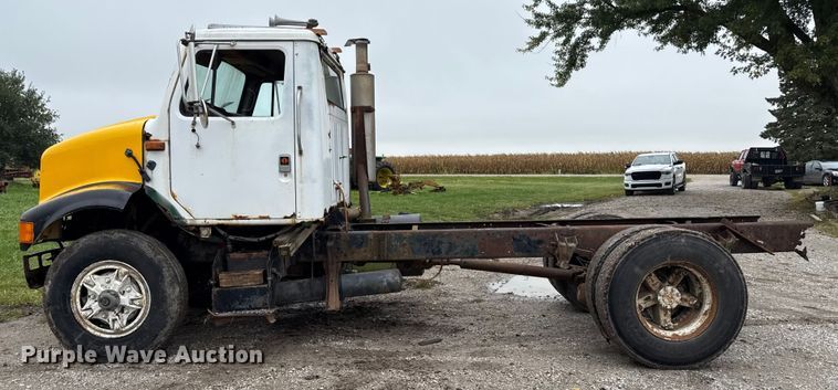 image for item EN7030 1990 International 8100 truck cab and chassis