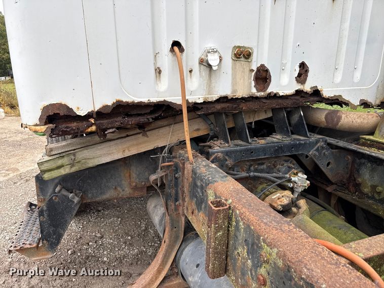 image for item EN7030 1990 International 8100 truck cab and chassis