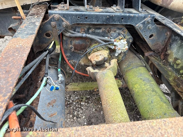 image for item EN7030 1990 International 8100 truck cab and chassis