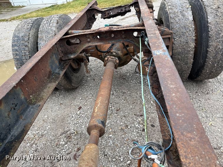 image for item EN7030 1990 International 8100 truck cab and chassis